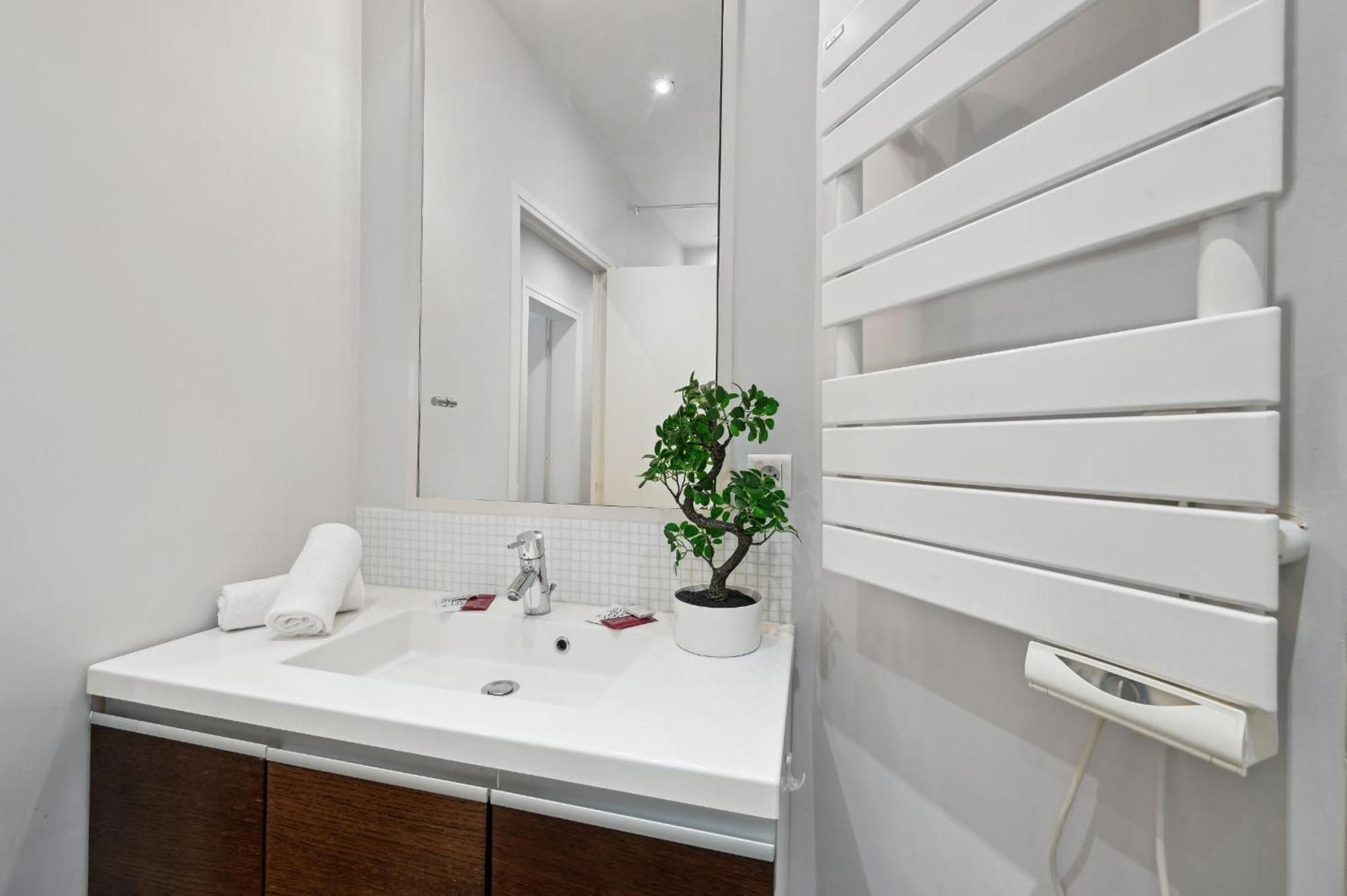 Champs-Elysees & Arc De Triomphe - Cityapartmentstay Paris Exterior photo